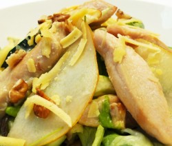 Salada de frango com pera ao molho de wasabi